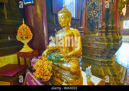 CHIANG MAI, Thailandia - 2 Maggio 2019: La piccola immagine del Buddha in viharn di Wat Phan Tao tempio, è coperto con centinaia di foglie d'oro, donata da dev Foto Stock