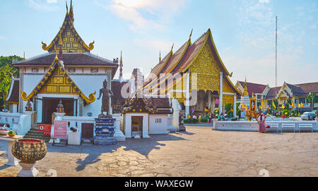 CHIANG MAI, Thailandia - 2 Maggio 2019: Panorama di Wat Chedi Luang con una vista su Sao Inthakin pavilion e grande golden facciata di Phra Viharn Luang con Foto Stock