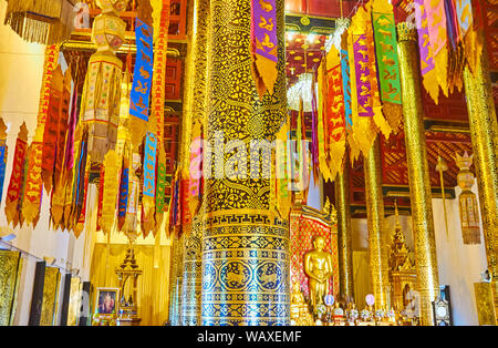 CHIANG MAI, Thailandia - 2 Maggio 2019: il colorato rituale lanna banner con stampe dorate sono appesi al soffitto di Phra Viharn Luang, il 2 maggio in Foto Stock