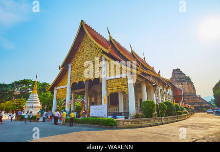 CHIANG MAI, Thailandia - 2 Maggio 2019: i motivi di Wat Chedi Luang complesso buddista con una vista su edificio ornato di Phra Viharn Luang, decorate wit Foto Stock