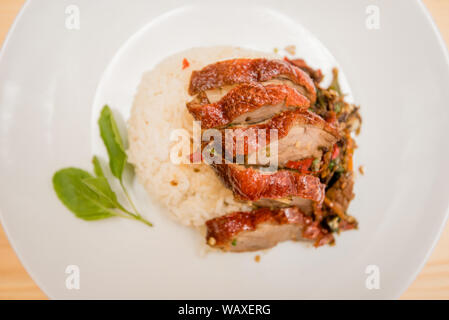 Stir-fritte anatra arrosto e basilico e uovo fritto con riso, cibo tailandese Foto Stock