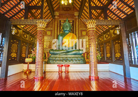 CHIANG MAI, Thailandia - 2 Maggio 2019: il Padiglione di Phra Buddha Buddhamani-Srilanna, seduti in meditazione mudra e circondato da modelli dorati e teak Foto Stock