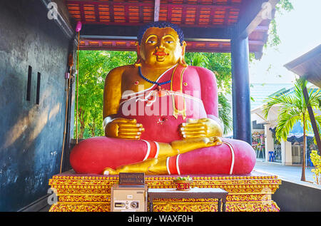 CHIANG MAI, Thailandia - 2 Maggio 2019: La piccola Phra Katchayana pavilion di Wat Chedi Luang con statua di così chiamato Fat Buddha, seduto sul piedistallo dorato Foto Stock