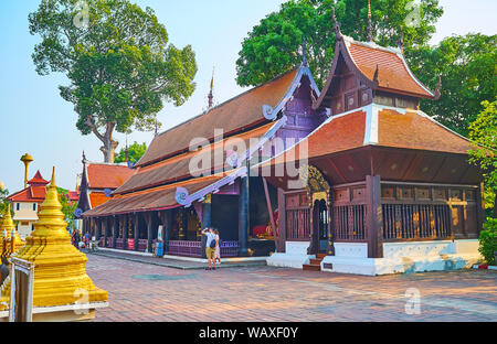 CHIANG MAI, Thailandia - 2 Maggio 2019: il panoramico santuario in legno di teak e Buddhasaivat pavilion di Wat Chedi Luang complessa, il 2 maggio in Chiang Mai Foto Stock