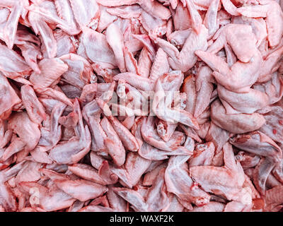 Gran mucchio di crudo fresco di ali di pollo vista top shot - Commercio all'ingrosso di prodotti a base di carne nel mercato Foto Stock