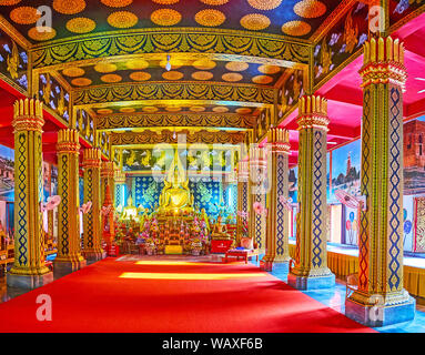 CHIANG MAI, Thailandia - 2 Maggio 2019: l'interno straordinario di Viharn hall di Wat Phan con colonne dorate, soffitto in sottili modelli e golden Budd Foto Stock