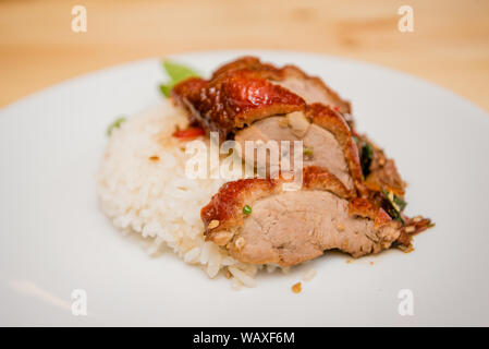 Stir-fritte anatra arrosto e basilico e uovo fritto con riso, cibo tailandese Foto Stock