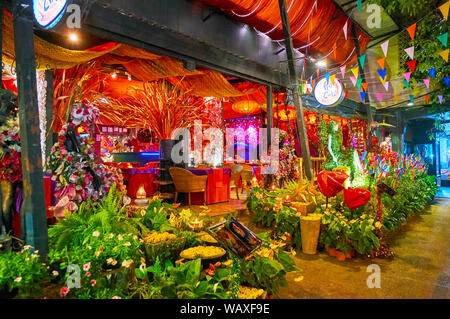 CHIANG MAI, Thailandia - 2 Maggio 2019: Il padiglione colorato di bar-ristorante nel centro storico; il suo interno è decorato con composizioni di artificiale e Foto Stock