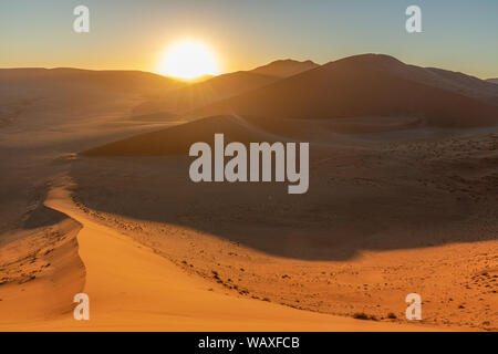 Natura, Paesaggio, Namibia, Namib, Dersert, Namib Desert, Sunrise, Dune, Duna Rossa, 30077663 Foto Stock