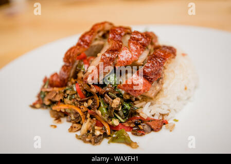 Stir-fritte anatra arrosto e basilico e uovo fritto con riso, cibo tailandese Foto Stock