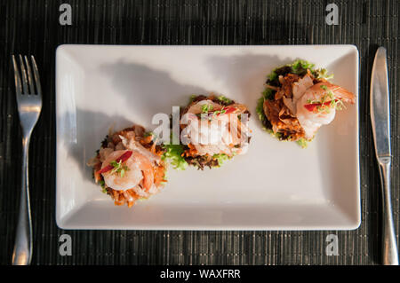 Tailandese tradizionale Pomelo con insalata di gamberetti o Yum Som O, famoso antipasto thailandese girato dalla vista superiore Foto Stock