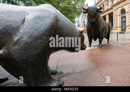 Il mercato azionario orso e statue di Bull al di fuori borsa di Francoforte, Germania Foto Stock