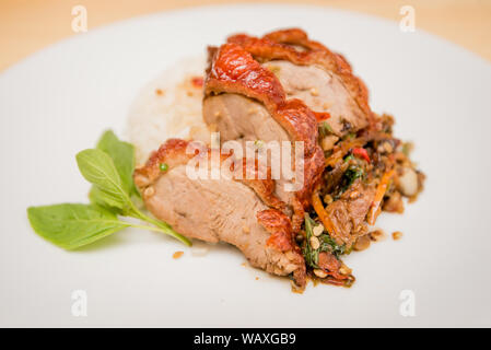 Stir-fritte anatra arrosto e basilico e uovo fritto con riso, cibo tailandese Foto Stock