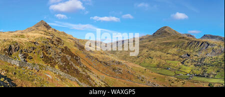 Vista panoramica del monte Cnicht sinistra attraverso Cwm Croesor a Moelwyn Mawr e Moelwyn Bach montagne Snowdonia National Park North Wales UK Marzo 2018 Foto Stock