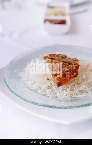 Stile cinese antipasto snack fritti croccanti gamberi cinese pancake con croccante di riso a base di noodle. Immagine ravvicinata Foto Stock