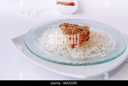 Stile cinese antipasto snack fritti croccanti gamberi cinese pancake con croccante di riso a base di noodle. Immagine ravvicinata Foto Stock