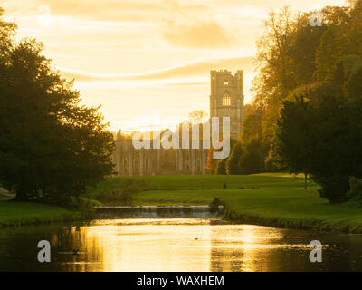 Rovine di Fountains Abbey a Studley Royal acqua giardino, North Yorkshire, Regno Unito. Foto Stock