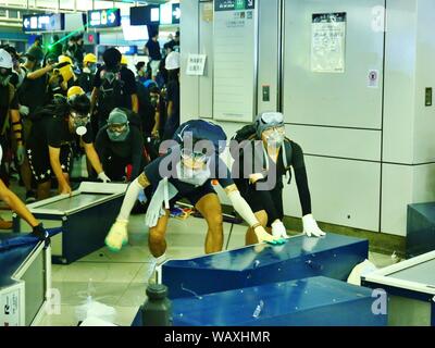 Hong Kong. 21 Ago, 2019. I manifestanti si riuniranno presso la Yuen Long alla stazione MTR per contrassegnare il XXI Luglio tumulti dove la polizia è accusato di trasformare l'occhio sul gangster sta attaccando protestets alla stazione. Credito: Gonzales foto/Alamy Live News Foto Stock