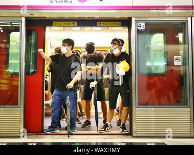 Hong Kong. 21 Ago, 2019. I manifestanti si riuniranno presso la Yuen Long alla stazione MTR per contrassegnare il XXI Luglio tumulti dove la polizia è accusato di trasformare l'occhio sul gangster sta attaccando protestets alla stazione. Credito: Gonzales foto/Alamy Live News Foto Stock