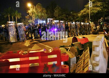 Hong Kong. 21 Ago, 2019. I manifestanti si riuniranno presso la Yuen Long alla stazione MTR per contrassegnare il XXI Luglio tumulti dove la polizia è accusato di trasformare l'occhio sul gangster sta attaccando protestets alla stazione. Credito: Gonzales foto/Alamy Live News Foto Stock
