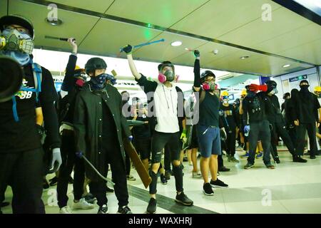 Hong Kong. 21 Ago, 2019. I manifestanti si riuniranno presso la Yuen Long alla stazione MTR per contrassegnare il XXI Luglio tumulti dove la polizia è accusato di trasformare l'occhio sul gangster sta attaccando protestets alla stazione. Credito: Gonzales foto/Alamy Live News Foto Stock