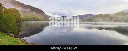 Early Morning mist over Llyn Dinas nel Gwynant Valley vicino a Beddgelert Snowdinia National Park North Wales UK Ottobre 2018 Foto Stock