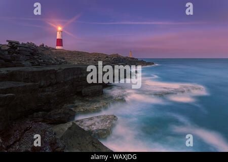 Portland Bill Lighthouse è un funzionamento faro di Portland Bill, sull'isola di Portland, Dorset, Inghilterra. Il faro e le sue mura di cinta Foto Stock