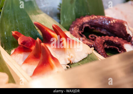 Piatti a base di frutti di mare freschi polpo Tako e Hokkigai stimpson vongola surf su ghiaccio per il giapponese Sushi Sashimi Foto Stock