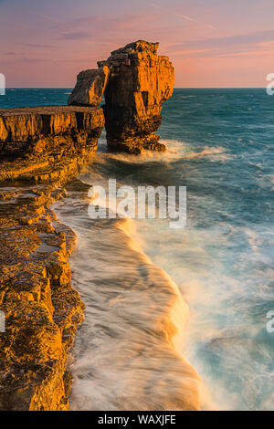 Il pulpito Rock è una caratteristica costiera a Portland Bill, alla punta meridionale dell'isola di Portland, Dorset, Inghilterra. Foto Stock