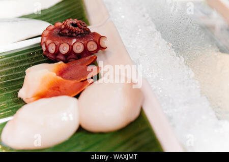 Piatti a base di frutti di mare freschi polpo Tako e Hokkigai stimpson vongola surf su ghiaccio per il giapponese Sushi Sashimi Foto Stock