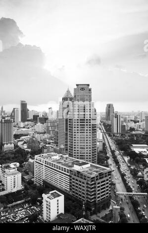 Agosto 26, 2103 Bangkok, Thailandia - Bangkok metropoli città alti edifici moderni, vista aerea. In bianco e nero Foto Stock