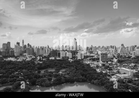 Agosto 26, 2103 Bangkok, Thailandia - Bangkok metropoli città alti edifici moderni, vista aerea Lumpini Park. In bianco e nero Foto Stock