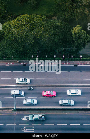 Agosto 26, 2103 Bangkok, Thailandia - Bangkok metropoli città alti edifici moderni, antenna vista superiore al Parco Lumpini. Parola tailandese stampato su strada l' attrice in via principale Foto Stock