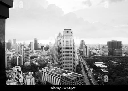 Agosto 26, 2103 Bangkok, Thailandia - Bangkok metropoli città alti edifici moderni, vista aerea. In bianco e nero Foto Stock