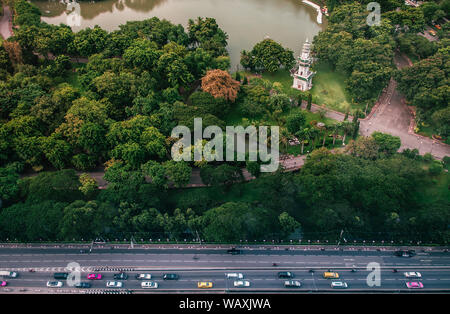 Agosto 26, 2103 Bangkok, Thailandia - Bangkok metropoli città alti edifici moderni, antenna vista superiore al Parco Lumpini. Foto Stock