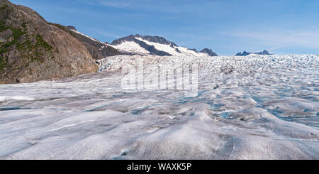 Vista aerea di Mendenhall Glacier in Alaska da una bassa battenti elicottero con cielo blu in background Foto Stock