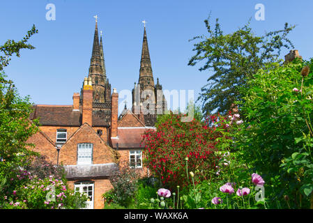 Una vista delle tre guglie di Lichfield Cathedral dal giardino delle erbe a Erasmus Darwin House, Lichfield, Staffordshire, England, Regno Unito Foto Stock