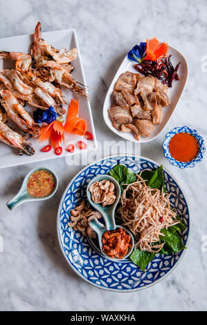 Phuket cibo locale, fritti salati pancetta di maiale, papaia con insalata di pasta di gamberetti e le erbe e i gamberi alla griglia con salsa piccante. Foto Stock