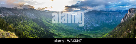 Montenegro, XXL paesaggio panorama dalla vista aerea oltre il fiume Tara canyon paesaggio all'alba dal picco di montagna nel Parco Nazionale del Durmitor vicino a zabljak Foto Stock