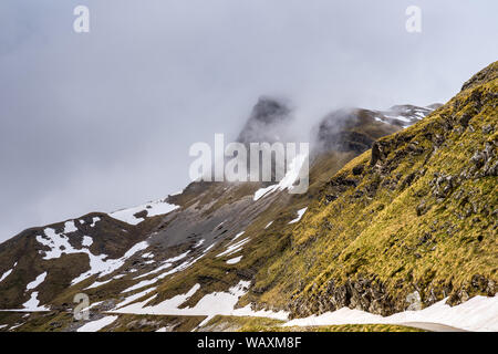 Montenegro, spettacolari alte montagne paesaggio natura nascosti nelle nebbiose umore parzialmente coperto di neve visto da sedlo pass percorso vicino zabljak nella durmito Foto Stock