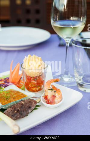 Carni bovine spiedini satay antipasto crostino e salsa di arachidi Foto Stock