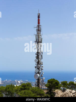 Torre di telecomunicazione con antenne cellulare su una collina in Mallorca Foto Stock