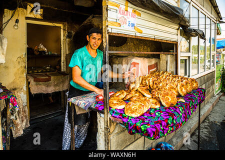 Pane tagik non fresco rotondo (Naan). Panificio artigianale nella città di OSH, Kirghizistan Foto Stock