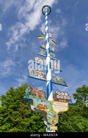 Il Maypole in Viktualienmarkt (viveri mercato), Monaco di Baviera, Germania. Foto Stock