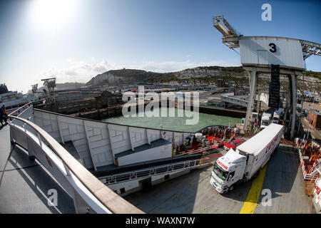 Autocarri unità su di un canale trasversale traghetto al porto di Dover in Regno Unito legata a Dunkerque in Francia settentrionale. Foto Stock
