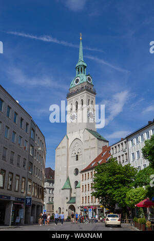 Peterskirche (la chiesa di San Pietro), una chiesa cattolica romana a Monaco di Baviera, Germania. Foto Stock