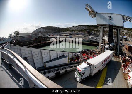 Autocarri unità su di un canale trasversale traghetto al porto di Dover in Regno Unito legata a Dunkerque in Francia settentrionale. Foto Stock