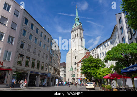 Peterskirche (la chiesa di San Pietro), una chiesa cattolica romana a Monaco di Baviera, Germania. Foto Stock