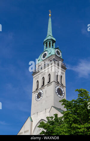 La guglia di Peterskirche (la chiesa di San Pietro), una chiesa cattolica romana a Monaco di Baviera, Germania. Foto Stock