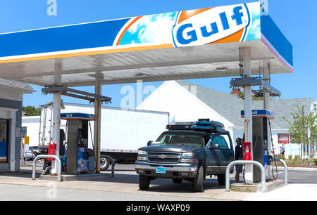 Riempimento di SUV fino al golfo di una stazione di gas. Foto Stock